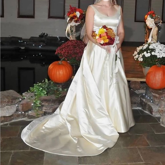 Couture Birnbaum and Bullock wedding gown. - Picture 3 of 5